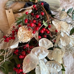 南天とソラフラワーのスワッグ型しめ縄飾りの画像