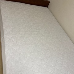 【決まりました】【0円】ダブルベッドフレーム＋マットレス（おまけ）  ※ヘッドボードにコンセント付き／解体・搬出手伝える方の画像