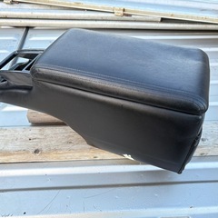 ハイエースワイド4型アームレスト中古品になります^_^倉庫整理中の画像