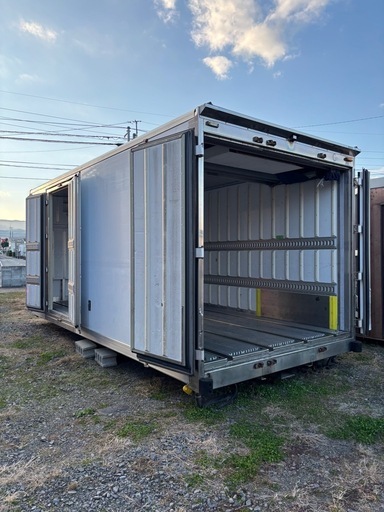 商談中　
トラックコンテナ　断熱材入り　バイク農機具倉庫　物置きに