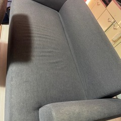 冷蔵庫とソファーの画像