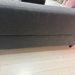 冷蔵庫とソファーの画像