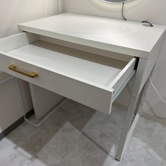 引き出し付きテーブルの画像