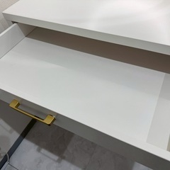 引き出し付きテーブルの画像