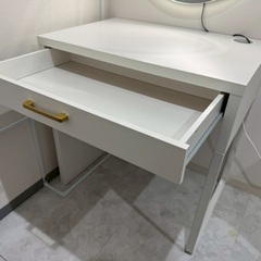 引き出し付きテーブルの画像