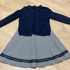 ワンピースとユニクロカーディガンの画像