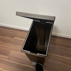 ペダル型ダストボックスの画像