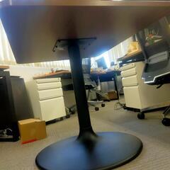 カフェテーブル、机の画像