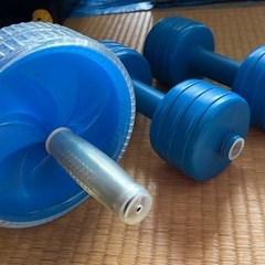 腹筋ローラーとダンベルの画像