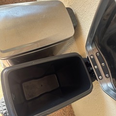 10リッター　蓋付きゴミ箱2個セットの画像