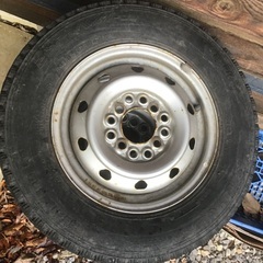 145R126PR LT スタッドレスタイヤ　ホイール付きの画像