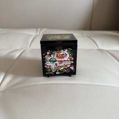 宮島土産？鏡付きタンス　牡丹柄の画像