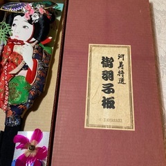 K AWA S AK I河寿特選。羽子板 伝統的和装人形、レトロ　羽根付き。箱。の画像