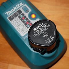 ジャンク 故障品 makita マキタ 充電器 DC10WA Li-ion 7.2V-10.8V用 リチウムイオンバッテリー充電器の画像