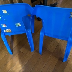 無料なのでノークレーム、ノーリターン　2個セット　まとめ売り　子ども用椅子　キッズチェア　プラスチック　青色　椅子　　丈夫の画像