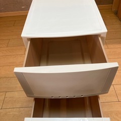 ３段の収納ケースの画像