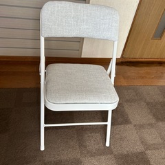 折り畳み椅子の画像