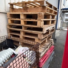 早い者勝ち！複数枚お取引可能です！木製パレット1.1m×1.1mの画像