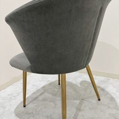 グレー×ゴールドのラグジュアリーチェアの画像