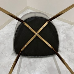 グレー×ゴールドのラグジュアリーチェアの画像