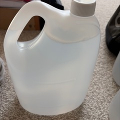 手指消毒ハンドスキッシュ4.5Ｌ  新品2本ありセット買い2500で売ります。の画像