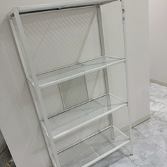 白のスチールラックの画像