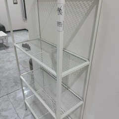 白のスチールラックの画像