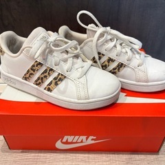 adidas キッズ　スニーカーの画像