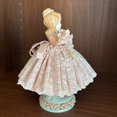 高島屋で6万円　可愛い陶器人形　ベビーピンクのドレスが素敵の画像