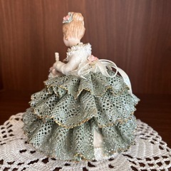 小さな陶器人形の画像