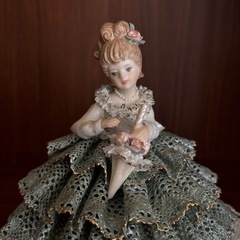 小さな陶器人形の画像