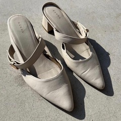 RANDAゴールドパーツバックストラップパンプス　Mの画像