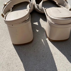 RANDAゴールドパーツバックストラップパンプス　Mの画像