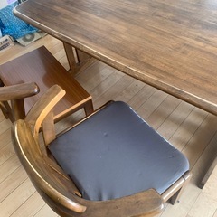 （購入者決定）木製ダイニングテーブルと椅子4脚の画像