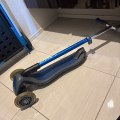 GLOBBER 光る三輪キックボード　ブルーの画像