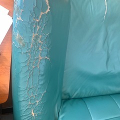 年季の入ったソファーの画像