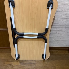 タブレットの立てられるミニテーブルの画像