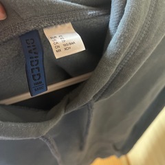 くすみブルーの裏起毛パーカーの画像