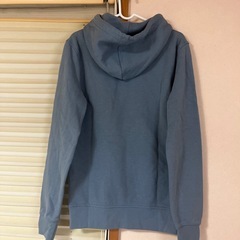 くすみブルーの裏起毛パーカーの画像