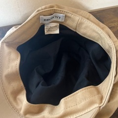 ベージュのおしゃれな帽子の画像