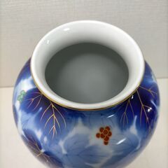  【糸島市内 送料無料】藍色 染付風 金彩 葡萄文様 花瓶 大型 壺 飾壺 床の間 玄関 和室 洋室 インテリア 陶磁器 置物 華道 花器 伝統工芸 風雅 古美術風　　251217-4Yの画像