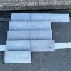 f●■段差プレート セフティーアップ 【幅61×奥行27×高さ10cm】グレー ・駐車場 段差 スロープ ポリエチレン樹脂 【10個セット】の画像