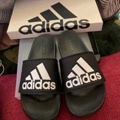 adidasスニーカーとサンダルセットの画像