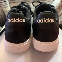 adidasスニーカーとサンダルセットの画像