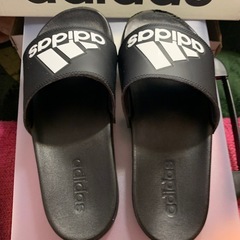 adidasスニーカーとサンダルセットの画像