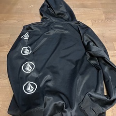 VOLCOMのブラックパーカーの画像