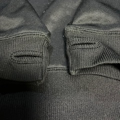 VOLCOMのブラックパーカーの画像