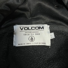 VOLCOMのブラックパーカーの画像