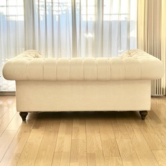 レア物【完売】kinoチェスターフィールドスタイル 2〜3人掛けソファー アイボリー の画像