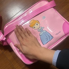 【ほぼ新品】シンデレラのエナメルバッグの画像